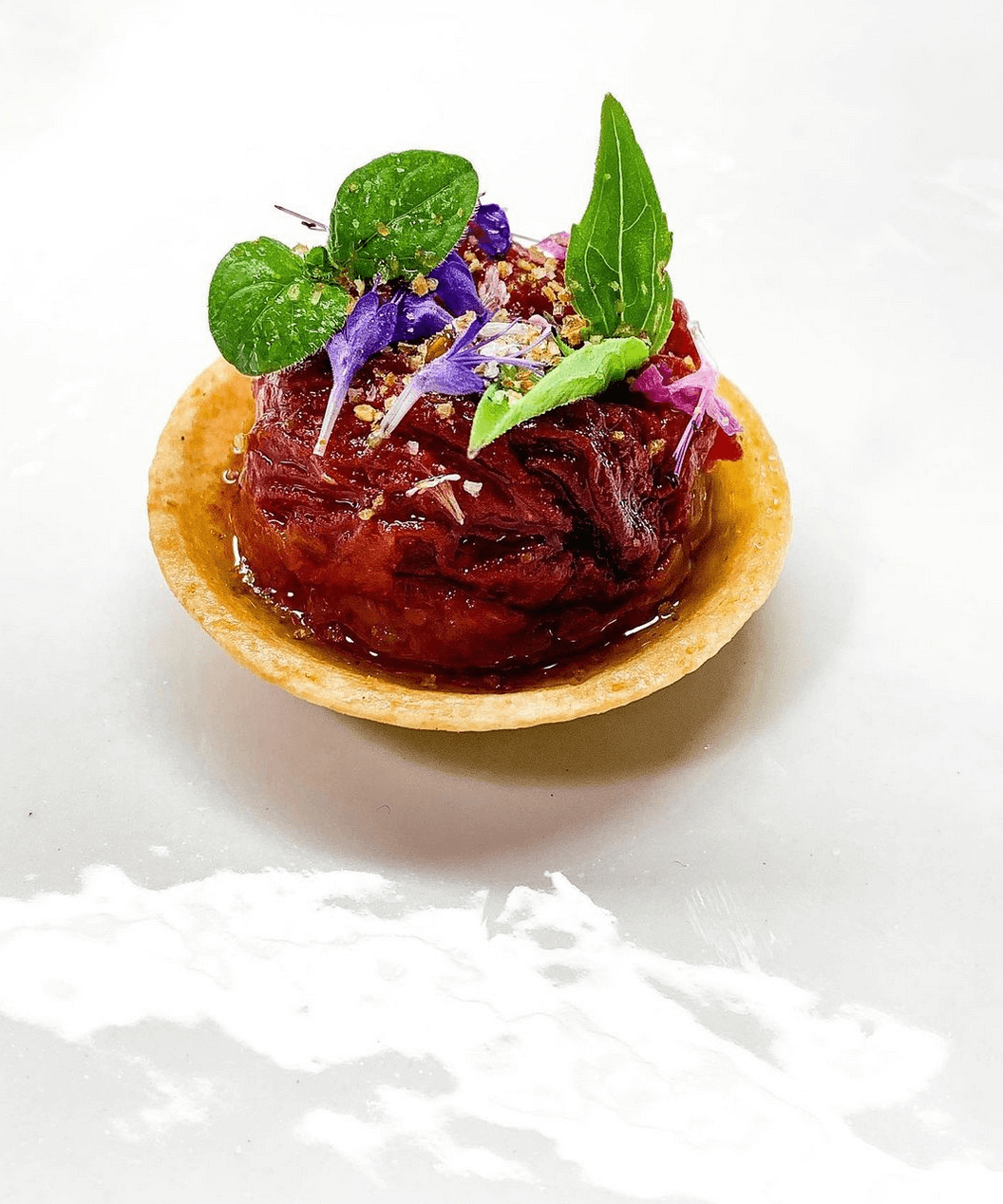 Tartelette de légumes avec des herbes et des fleurs comestibles