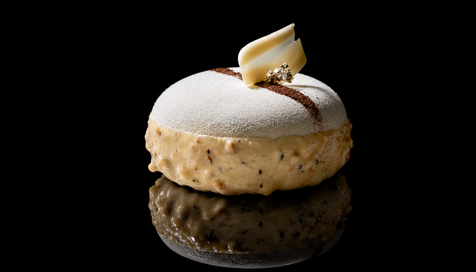Dessert exquis, une boule de glace avec une fine couche de poudre blanche, décorée d'une touche de chocolat blanc et d'une petite décoration métallique, sur un fond noir