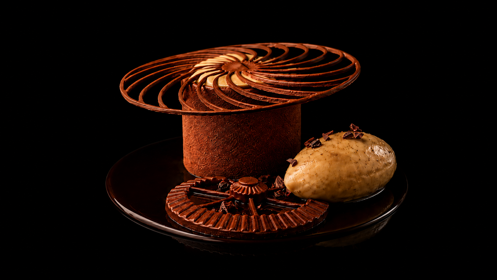 Gâteau au chocolat avec décoration en chocolat, accompagné d'une glace à la vanille et de morceaux de chocolat sur une assiette noire. Fond noir.