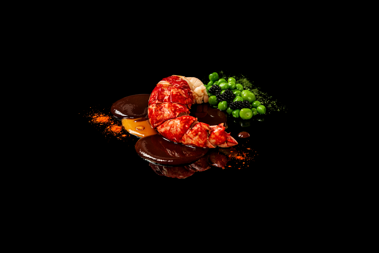 Crustacé cuit, pois verts, caviar noir, sauce brune, épices en poudre sur un fond noir.