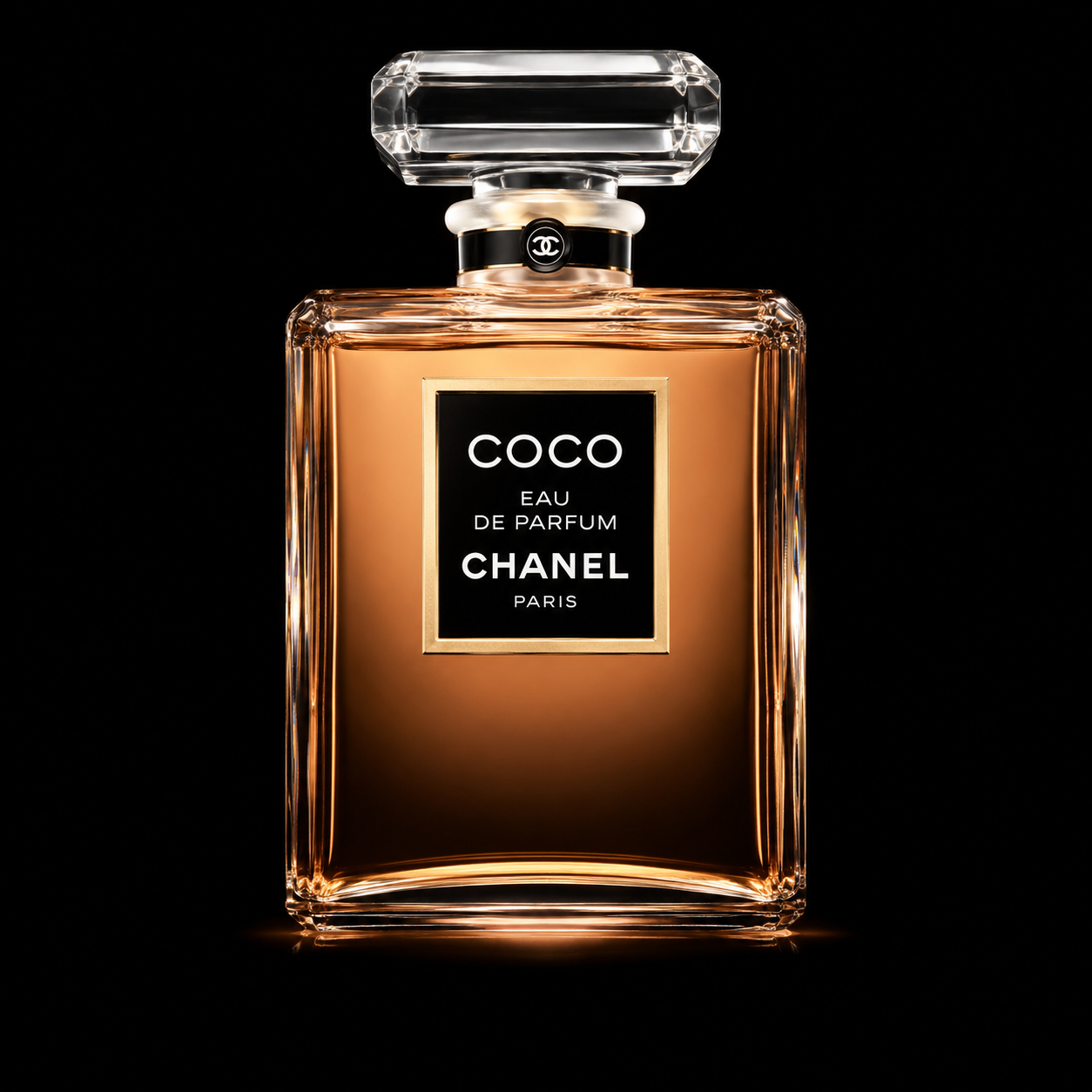 Flacon de parfum rose clair avec un bouchon en cristal, label noir avec écrit en blanc 'COCO CHANEL PARIS'.