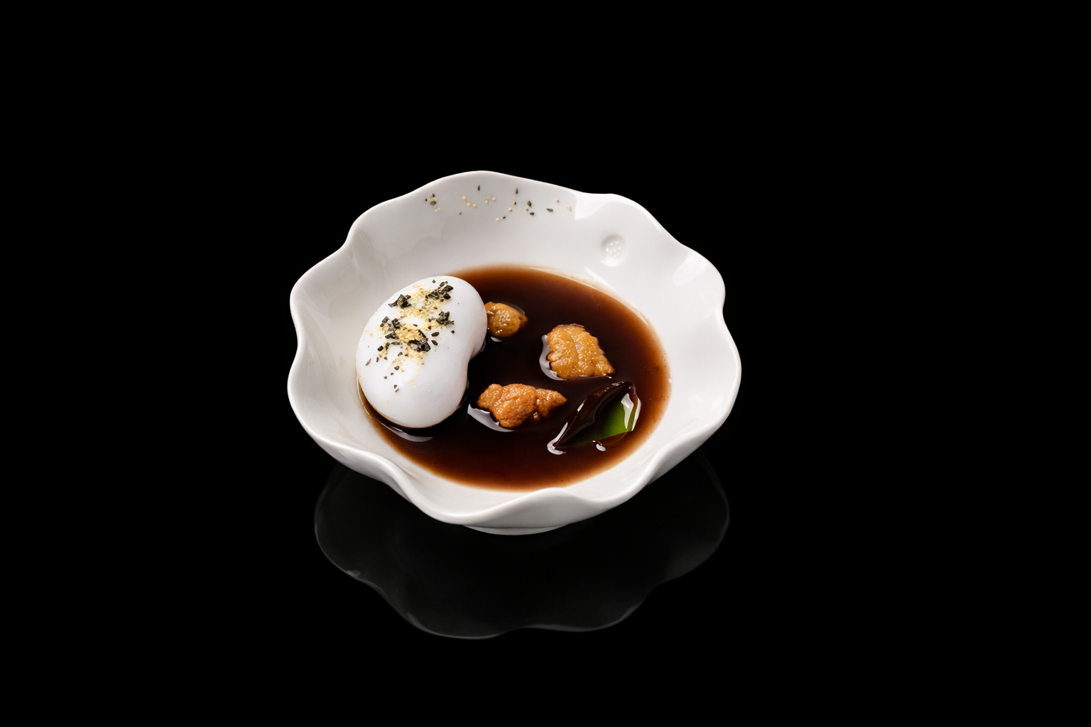 Plat japonais avec œuf mollet, sauce soja, algue et herbes dans un bol blanc
