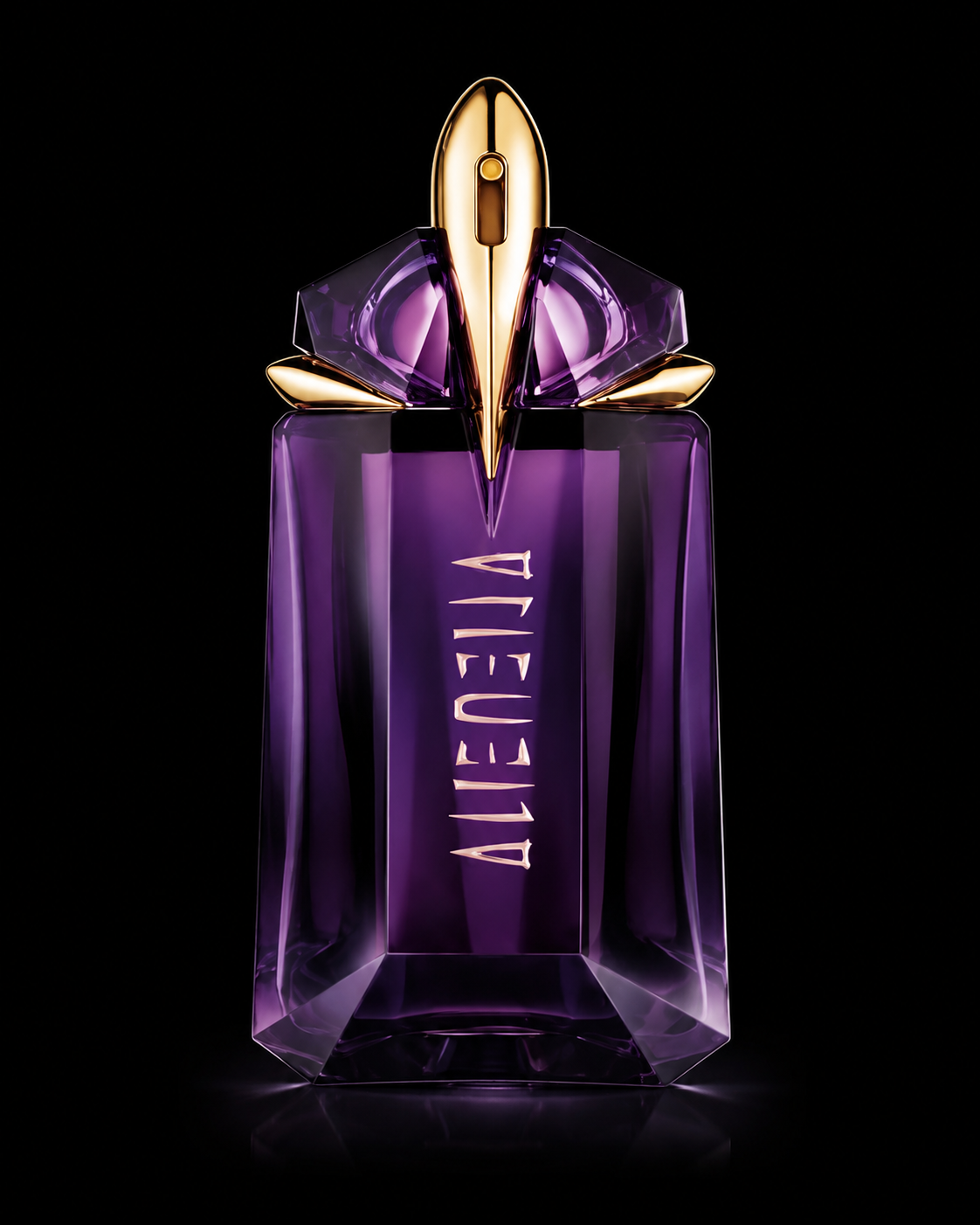 Un flacon de parfum violet avec un design sophistiqué et un capuchon doré en forme de lingot.