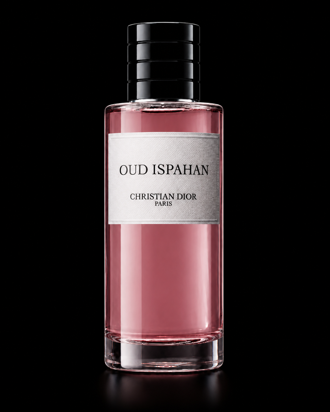 Une bouteille de parfum rose de Christian Dior avec une étiquette blanche portant le nom 'Oud Ispahan' sur un fond noir.