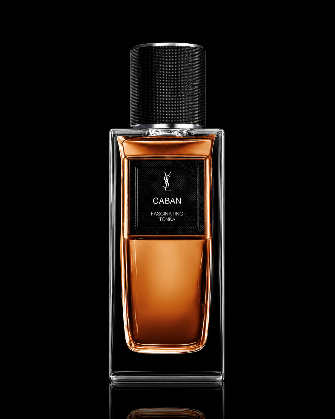 Flacon de parfum noir et or de la marque Yves Saint Laurent, nommé Caban Fascinating Tonka, sur fond noir.