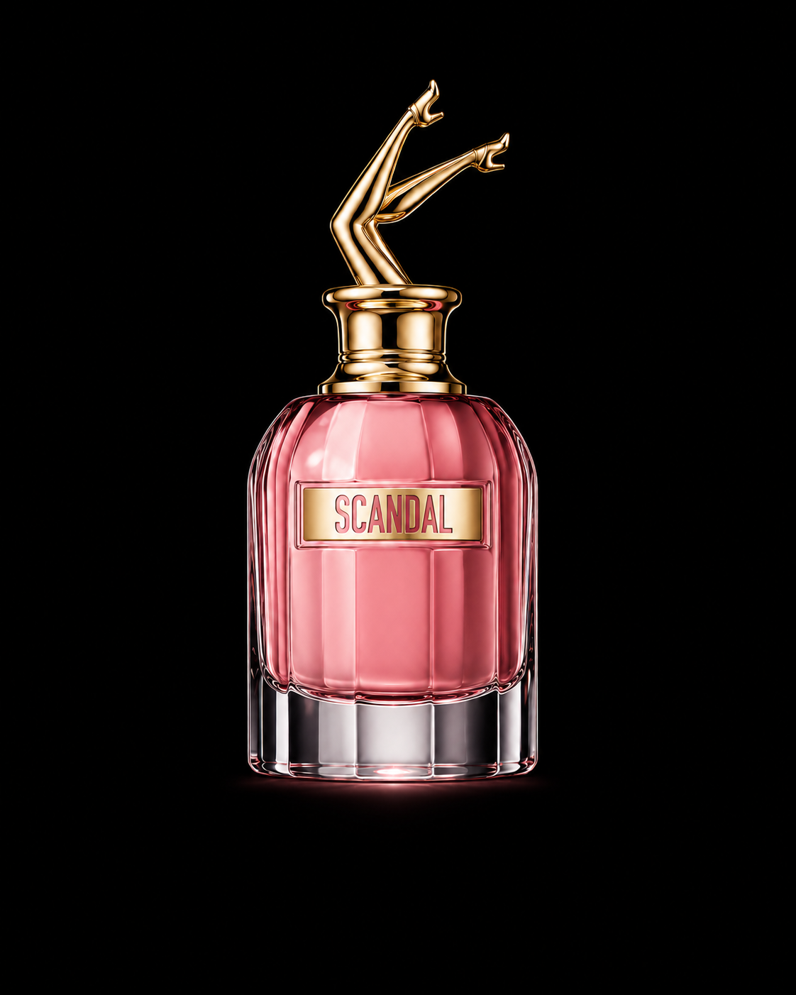 Flacon de parfum rose nommé 'SCANDAL' avec un bouchon en forme de jambes en talons aiguilles dorés, sur fond noir.