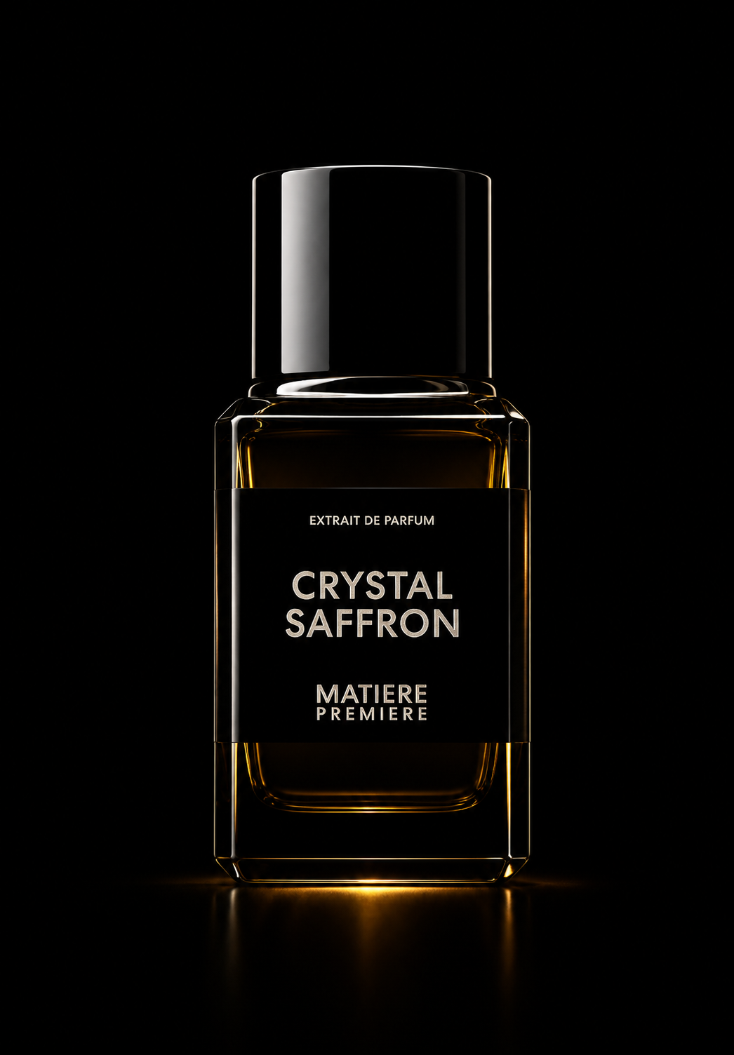 Flacon de parfum noir et or nommé 'Crystal Saffron' avec l'étiquette 'Extrait de Parfum' et 'Matière Première', présenté sur un fond noir