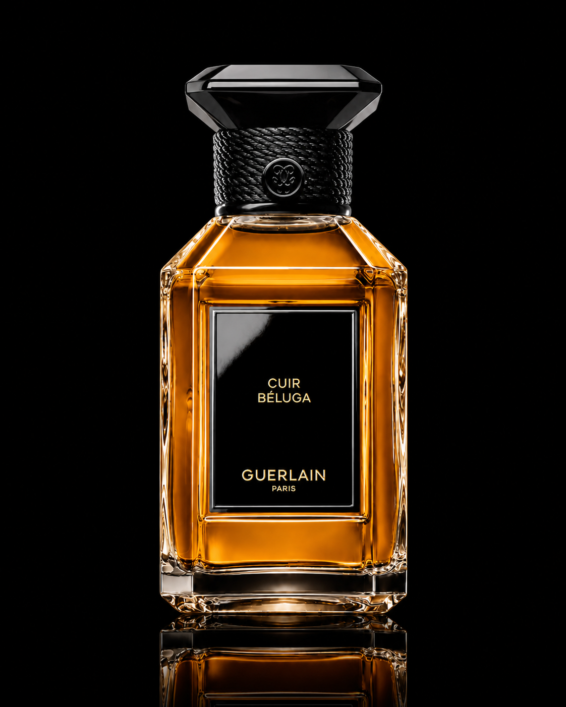 Flacon de parfum Guerlain Cuir Béluga avec un fond noir, en verre avec capuchon noir et une étiquette noire avec texte doré.