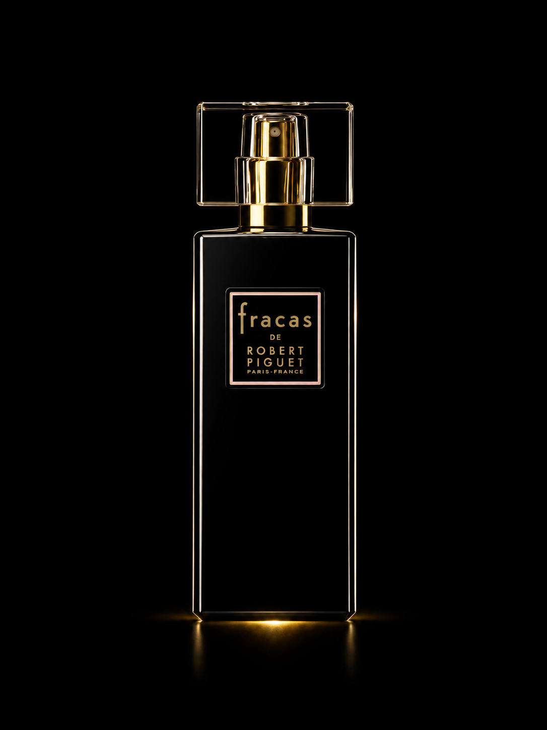 Une bouteille de parfum noire avec des accents dorés, portant une étiquette avec le texte 'Fracas de Robert Piguet, Paris France', sur un fond noir.