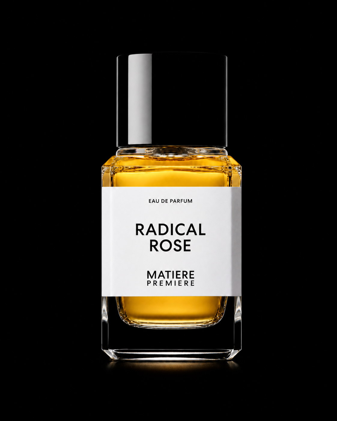 Flacon de parfum avec liquide doré, étiquette blanc avec texte noir, fond noir.
