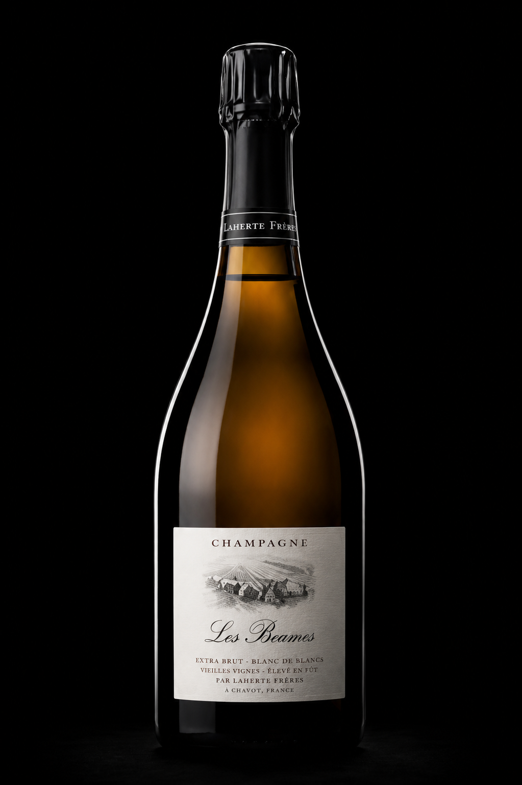 Bouteille de champagne Les Beames avec une étiquette blanche et un fond noir