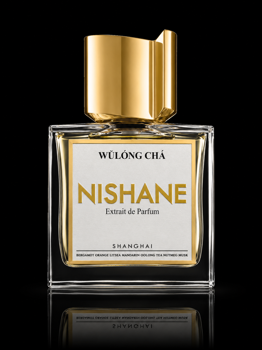 Parfum dans un flacon transparent avec bouchon doré, étiquette blanche avec texte noir et or, fond noir.