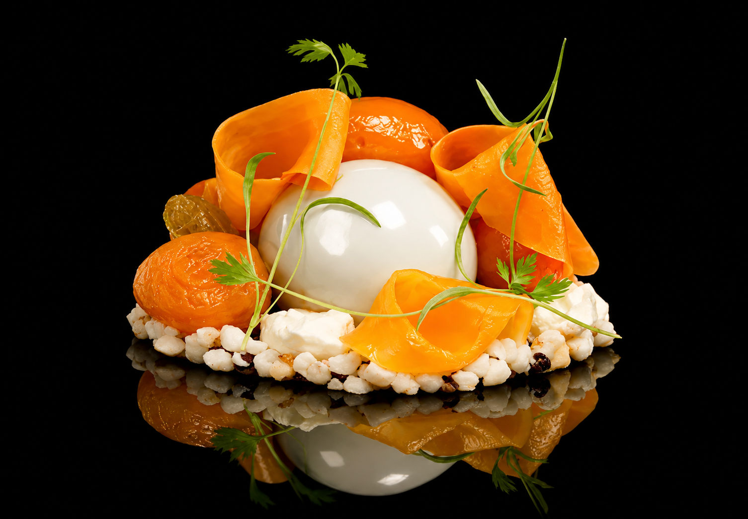 Poire de fromage, tomates, poivrons, herbes, entouré de grains, décoratif sur une surface noire.