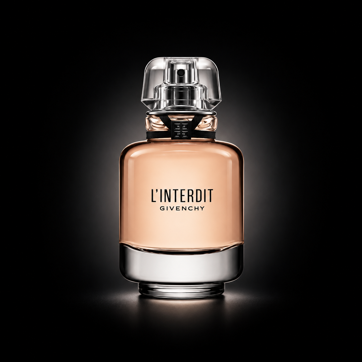 Un flacon de parfum Givenchy L'Interdit, couleur beige, avec capuchon en plastique transparent, sur fond noir.