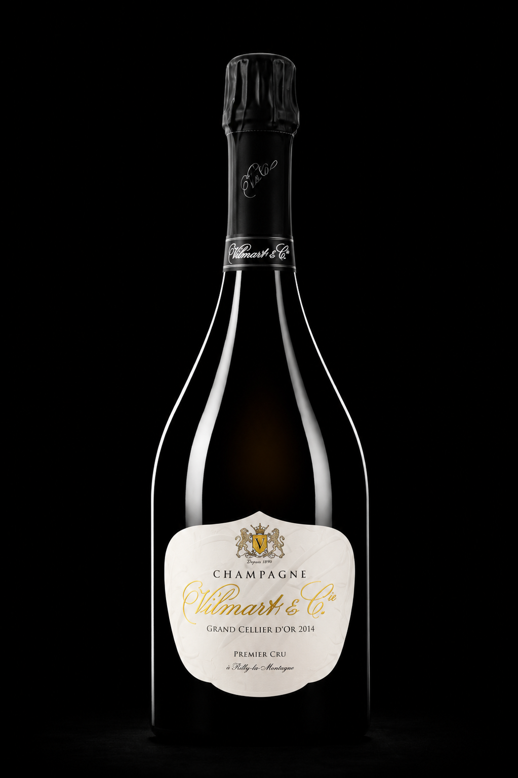 Une bouteille de champagne Vilmart & Cie, Grand Cellier d'Or 2014, Premier Cru, dans un décor noir minimaliste.
