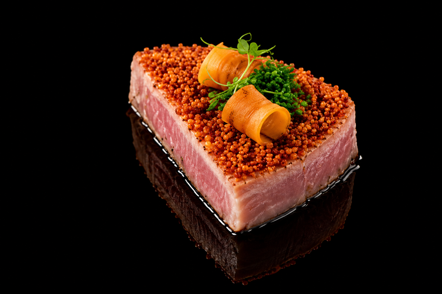 Un steak de viande de bœuf cru, recouvert de graines de moutarde ou épices, décoré de garnitures vertes et de rouleaux de légumes carrotés, présenté sur un fond noir.