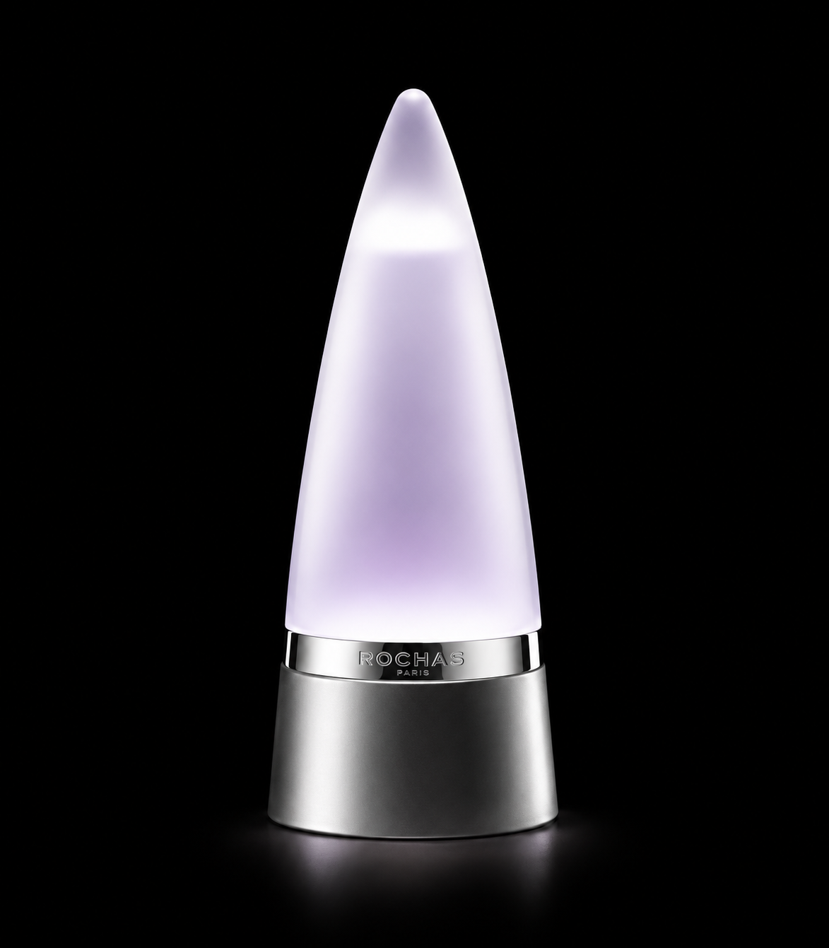 Lampe de bureau en forme de pyramide avec une lumière violette douce. Marque Rochas, Paris, inscrite sur la base métallique.