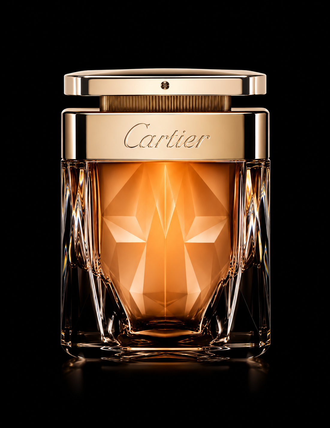 Un flacon de parfum de luxe de la marque Cartier, avec un design en cristal facetté et un bouchon doré, sur fond noir.
