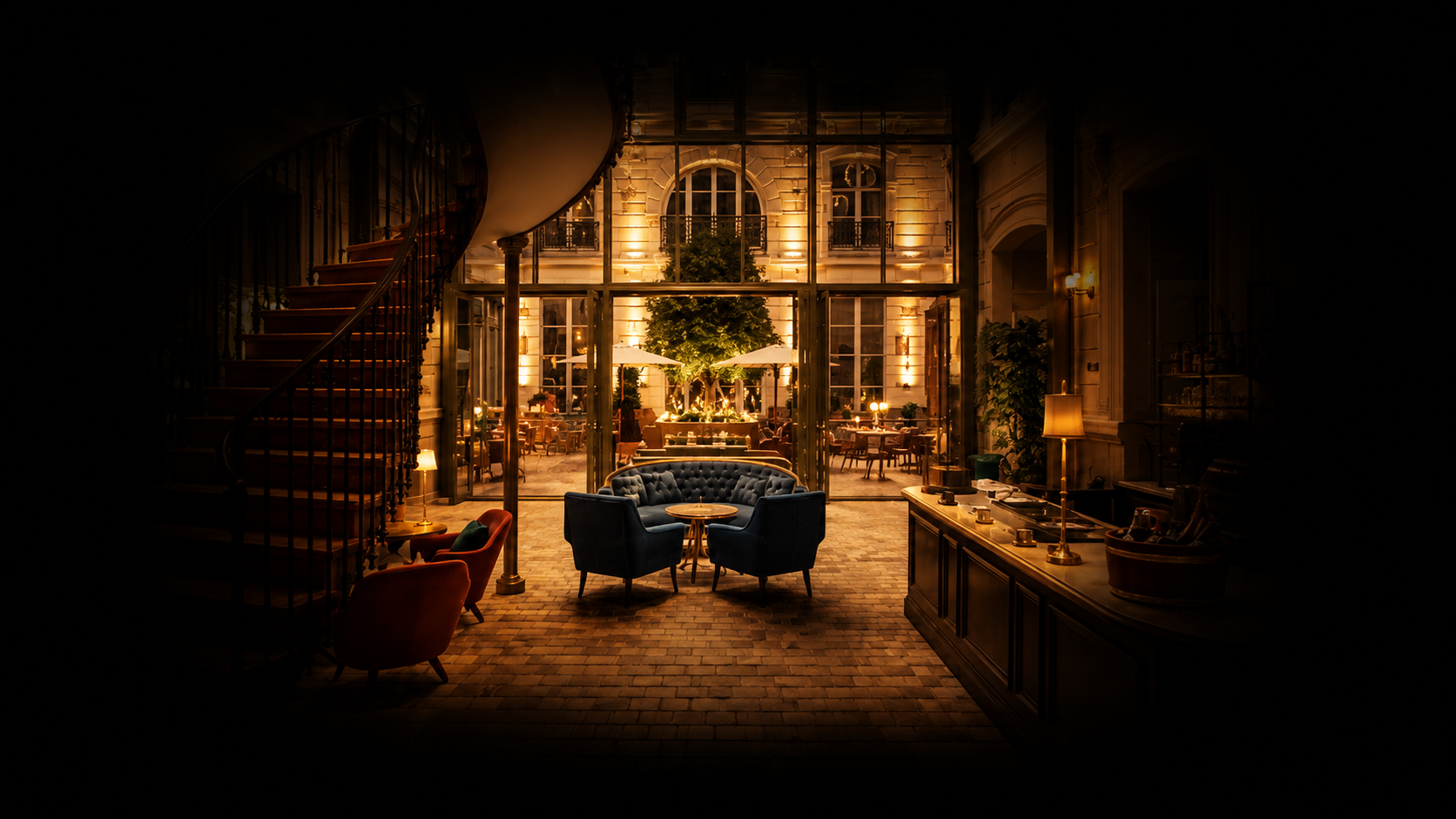 Intérieur d'un restaurant ou salon élégant avec meubles confortables, lampes et décoration chaleureuse, vue sur une terrasse extérieure éclairée.