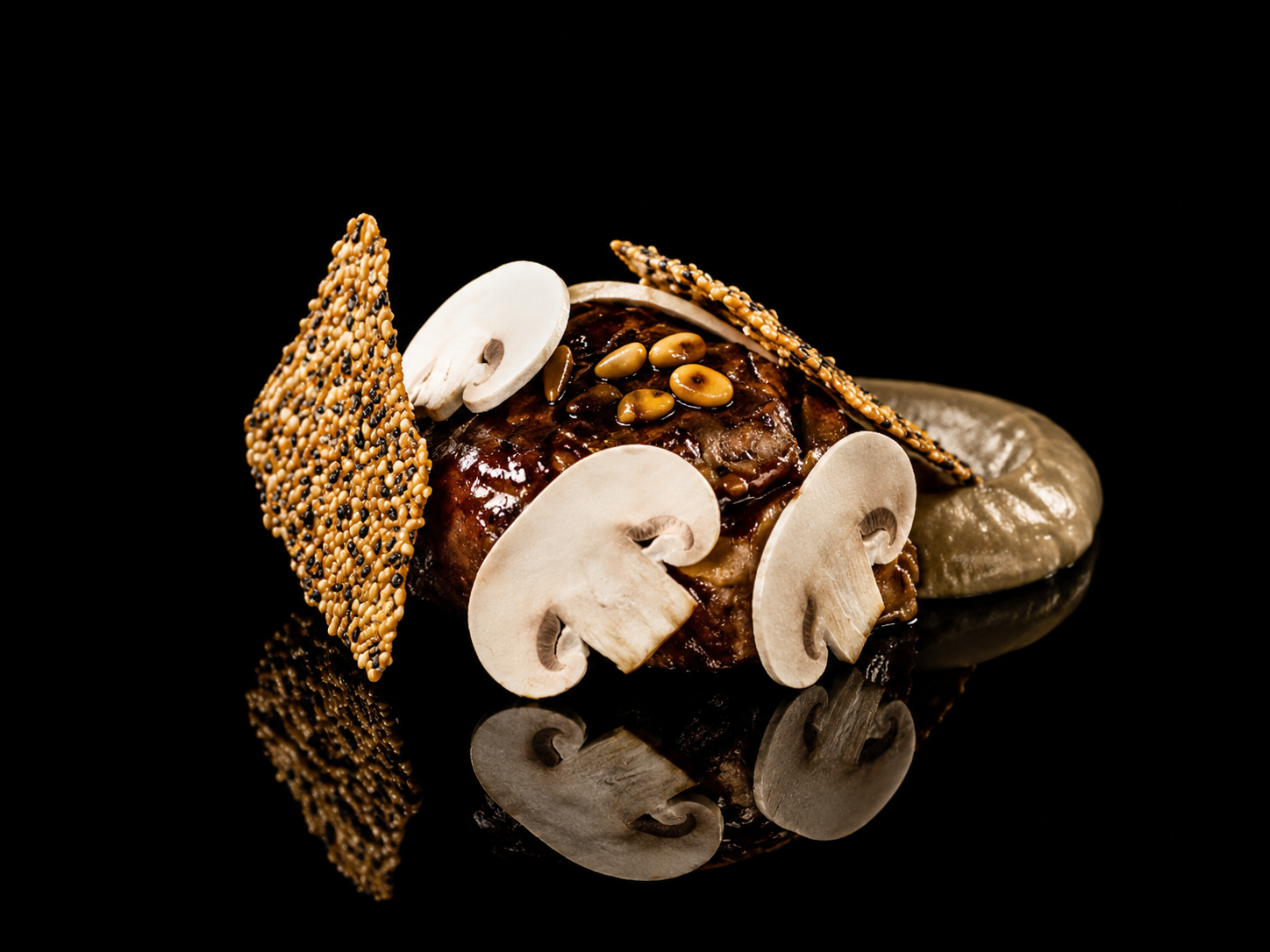 Plat de viande garnie de champignons, de graines de sésame et de tranches de champignons, sur fond noir.