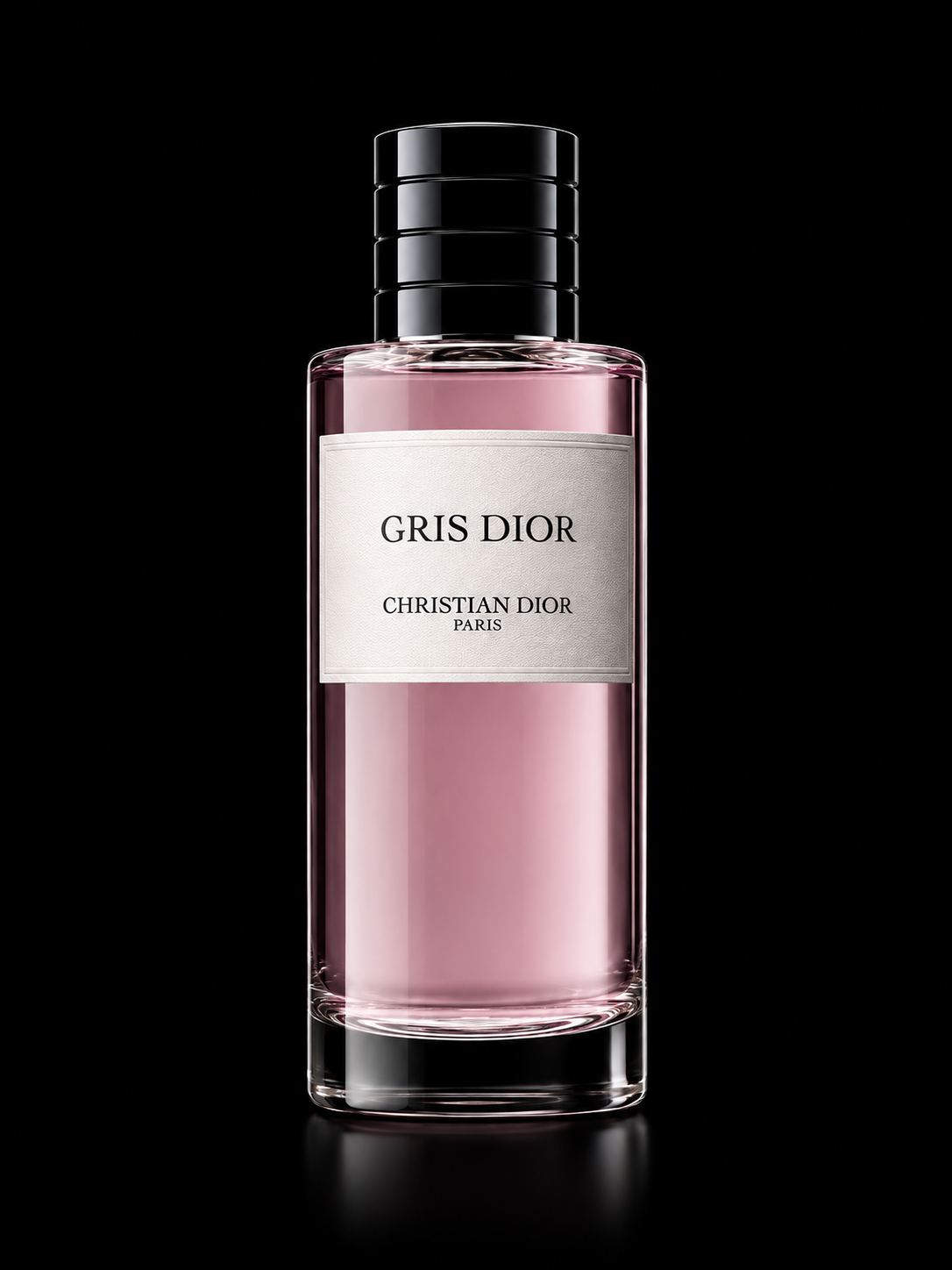 Flacon de parfum rose avec un étiquette blanc portant l'inscription 'GRIS DIOR' et 'CHRISTIAN DIOR PARIS' en noir, sur fond noir