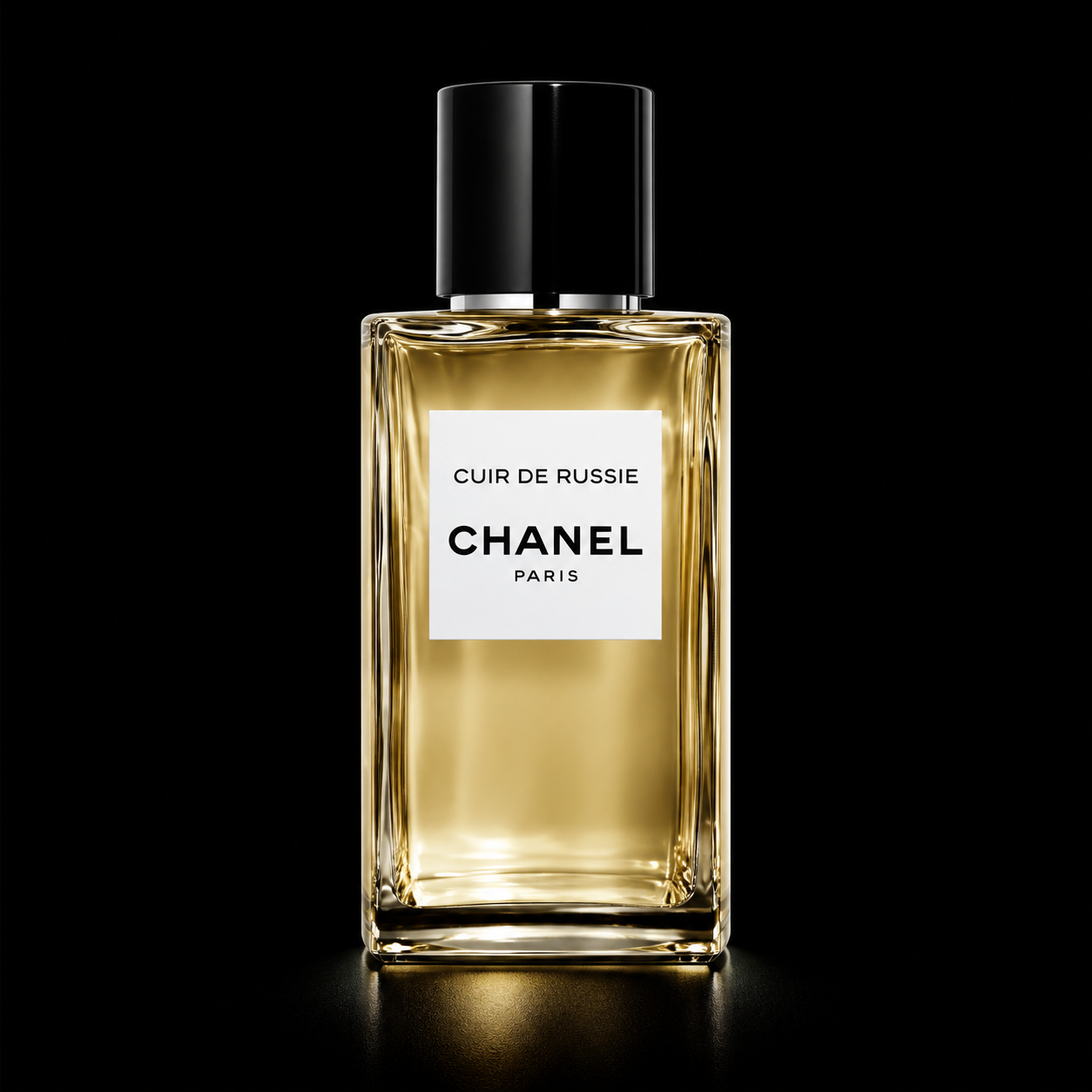 Un flacon de parfum Chanel Cuir de Russie's sur un fond noir.