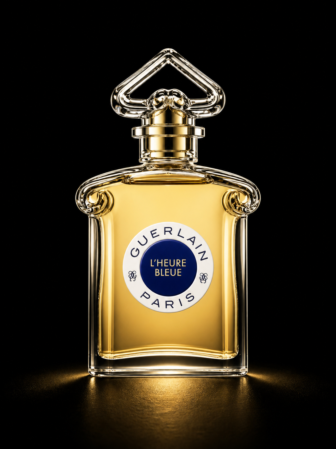 Flacon de parfum Guerlain L'Heure Bleue avec un fond noir et un éclairage mettant en valeur le flacon