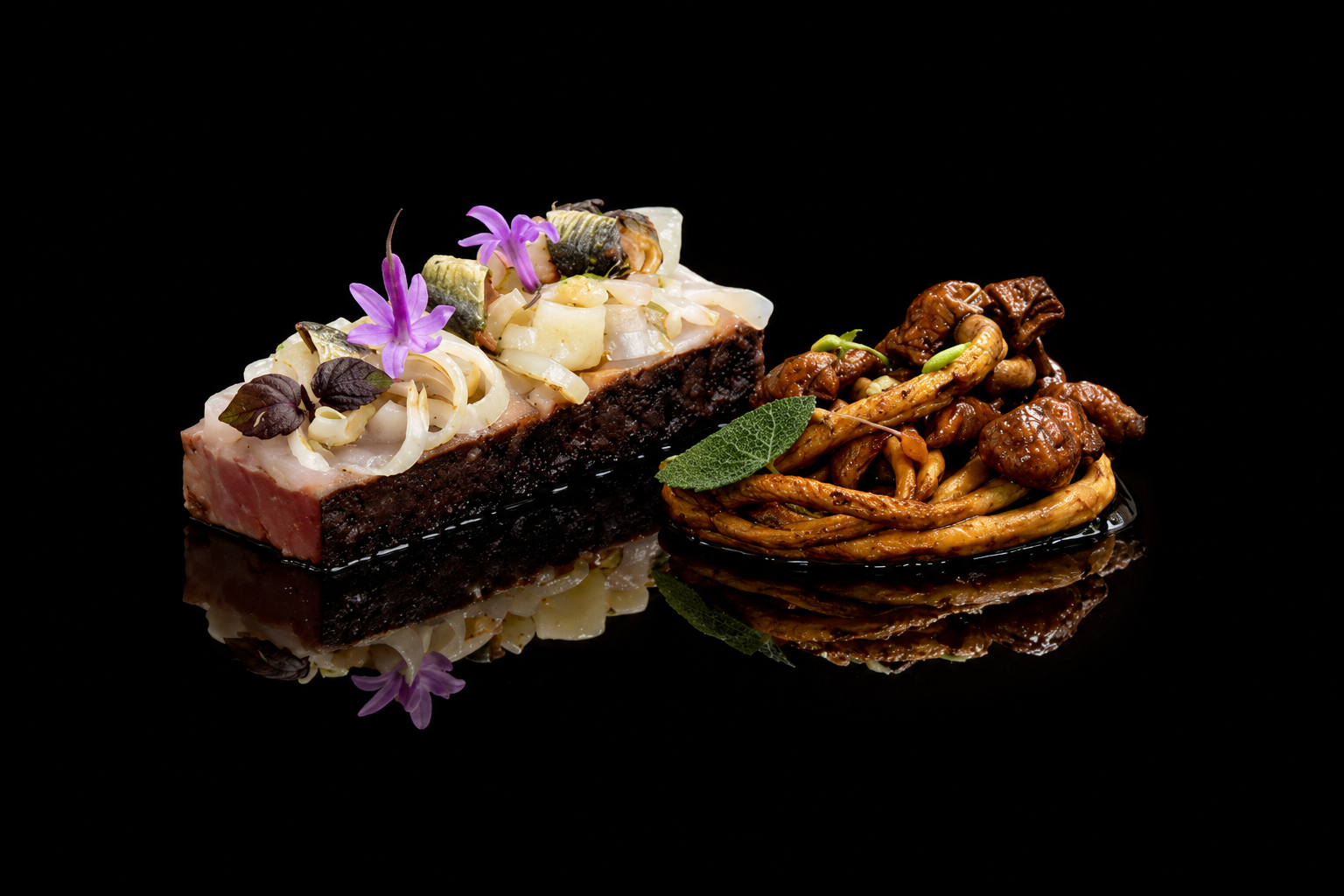 Un plateau de sushi avec une tranche de sashimi garnie de fleurs et d'herbes, accompagnée de champignons sautés et de feuilles de menthe, sur un fond noir