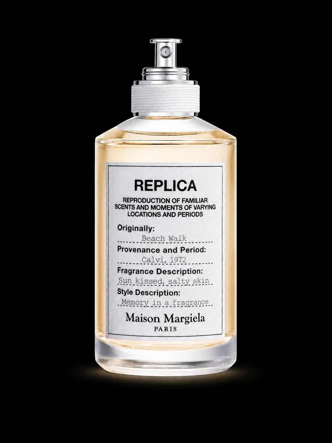 Flacon de parfum transparent avec étiquette blanche, contenant une fragrance liquide, sur fond noir.