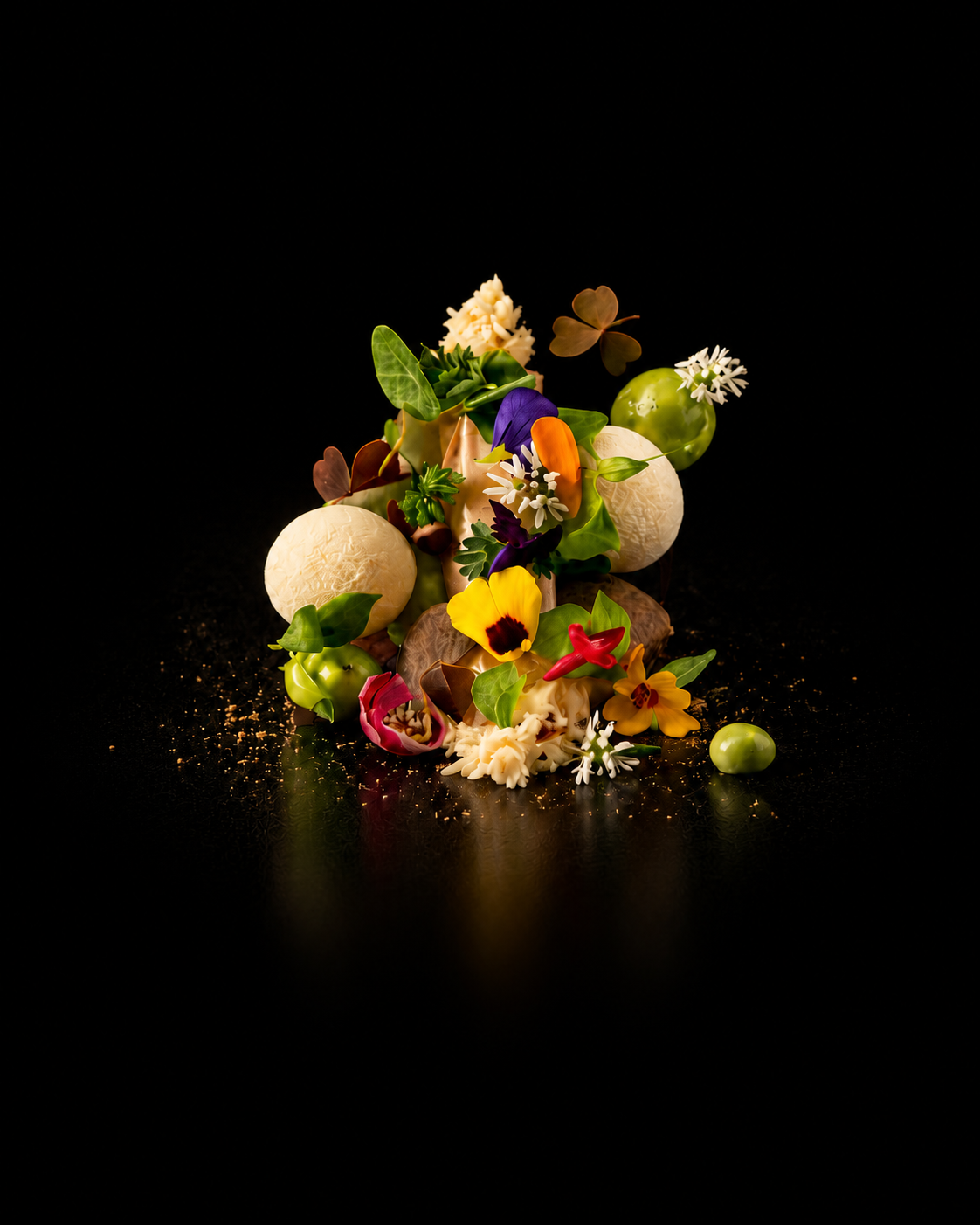 Une composition artistique de fleurs, feuilles et sphères blanches sur un fond noir.