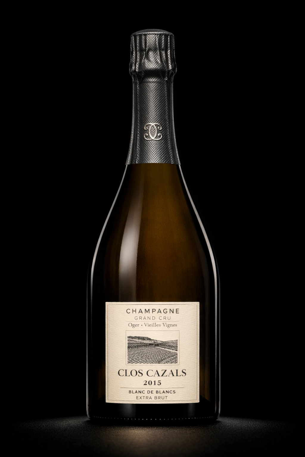 Bouteille de champagne brut avec étiquette blanc, année 2015, Petit Château, Clos Cazals, dans un fond noir.