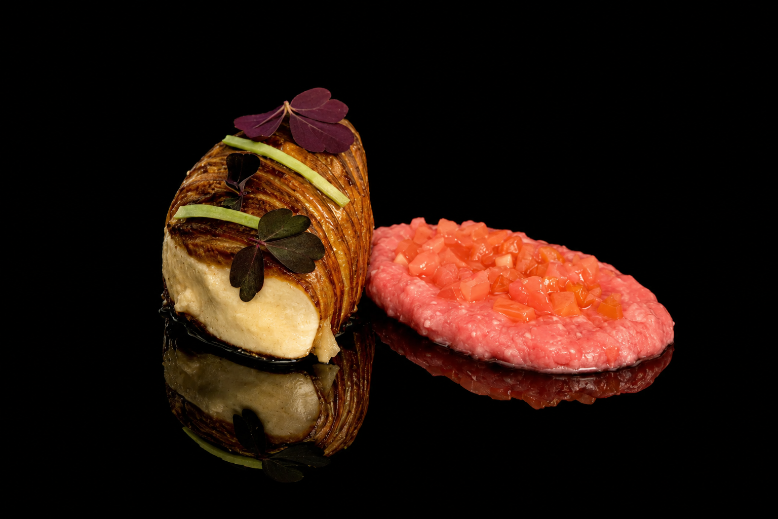 Plats gastronomiques sophistiqués avec viande enroulée, garnitures vertes et une crème ou mousse rose avec des petits cubes orange.