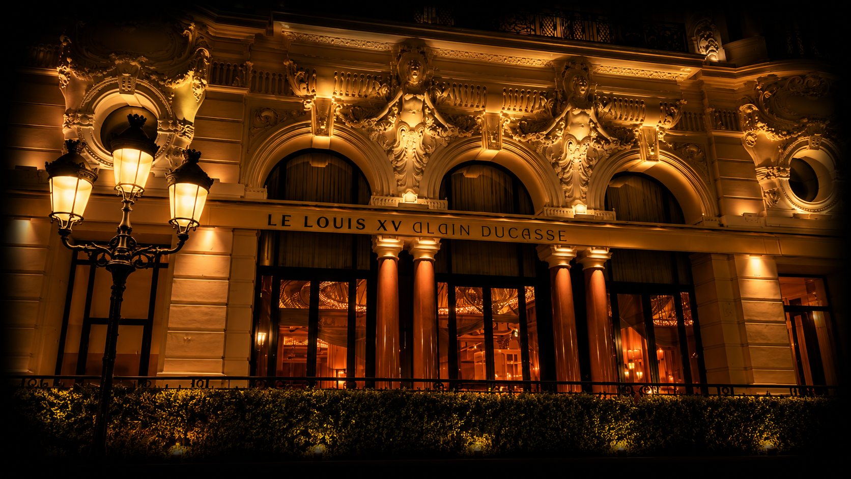 Façade illuminée d'un bâtiment historique avec des lanternes, intitulé 'Le Louis XV' et 'Galin Ducasse'