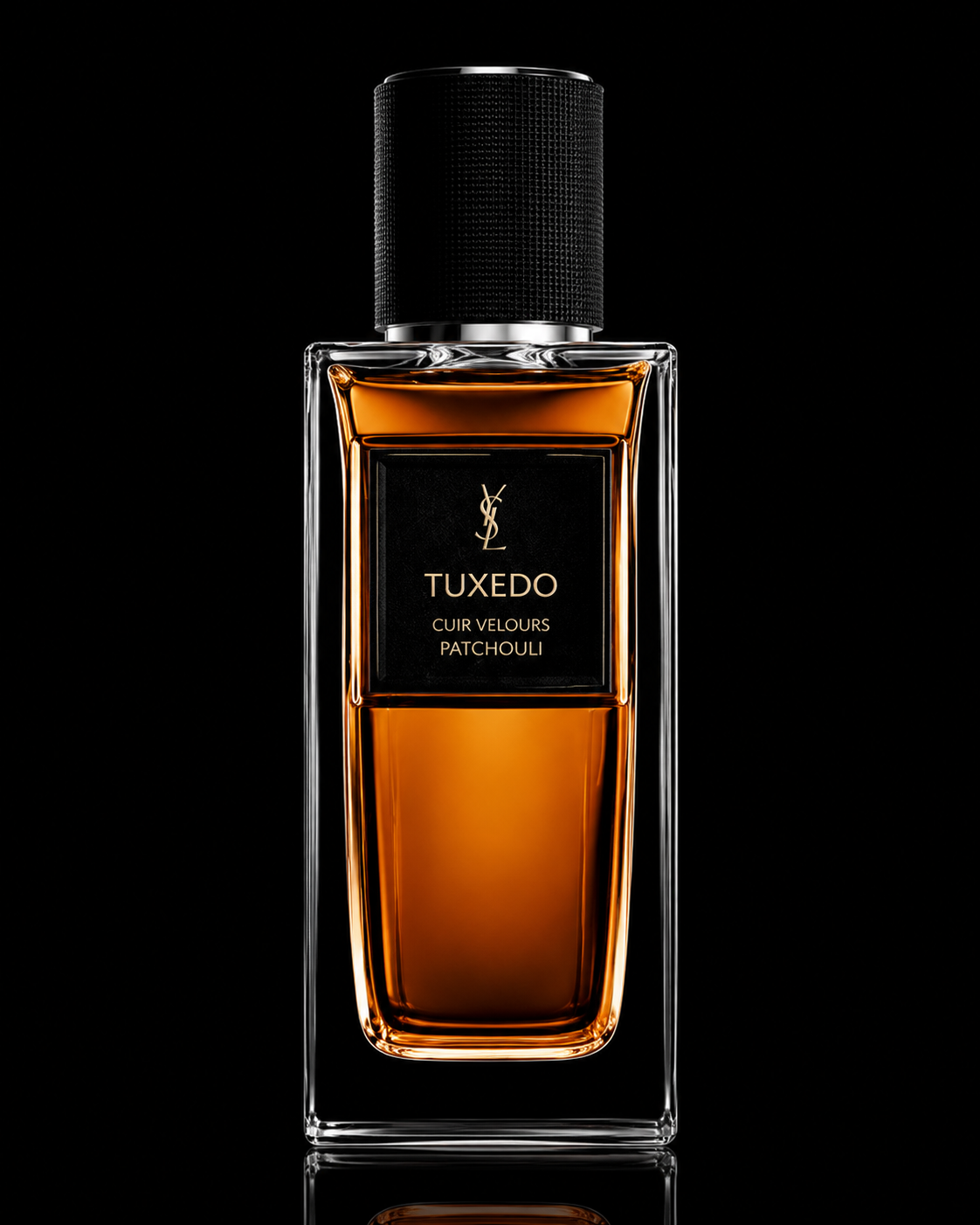 Flacon de parfum YSL Tuxedo avec liquide ambré dans un flacon en verre rectangulaire, fond noir.