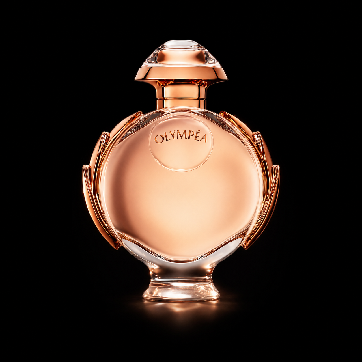 Flacon de parfum OLYMPEA en verre transparent avec des détails dorés sur un fond noir.