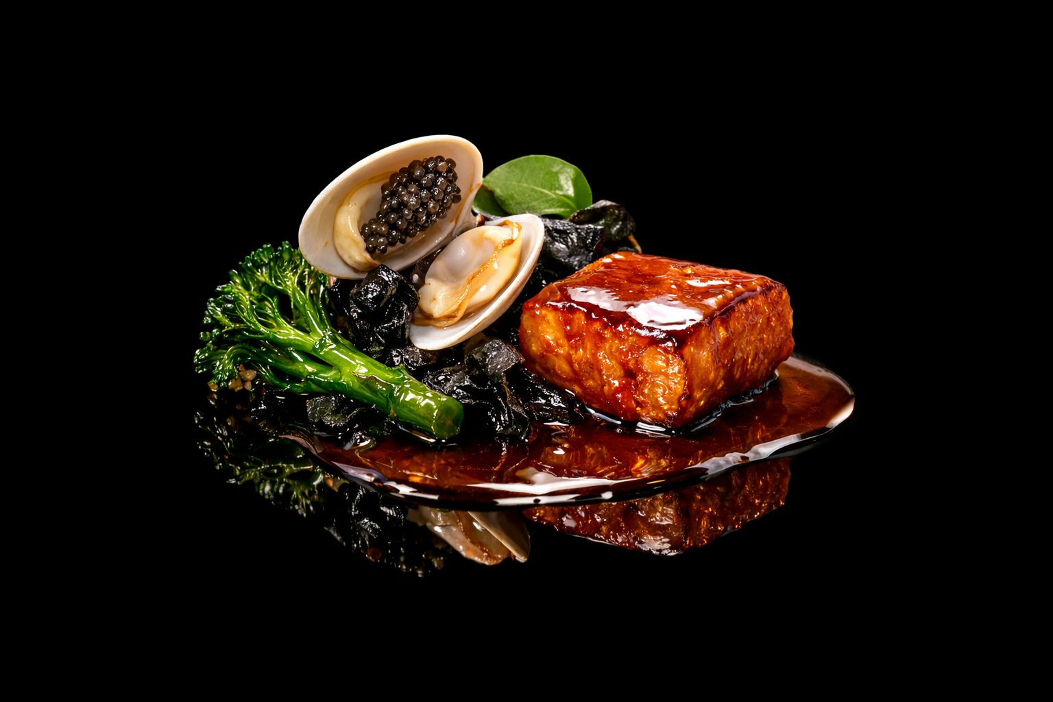 Plat gastronomique avec morceau de viande en sauce, brocolis, calamars, œufs de caille et feuilles vertes, présenté sur une assiette noire