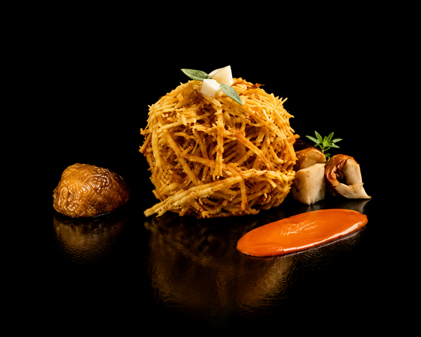 Assiette de pâte avec champignons, carotte et herbes sur fond noir.
