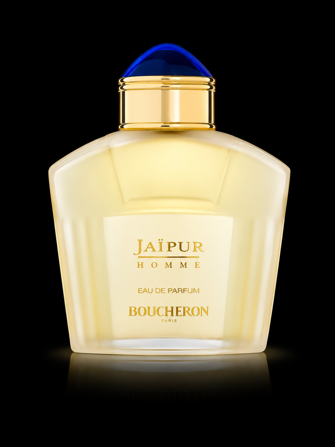 Bouteille de parfum Boucheron Jaipur Homme avec un flacon en verre opaque, orné d'un bouchon bleu et d'un col doré, sur un fond noir.