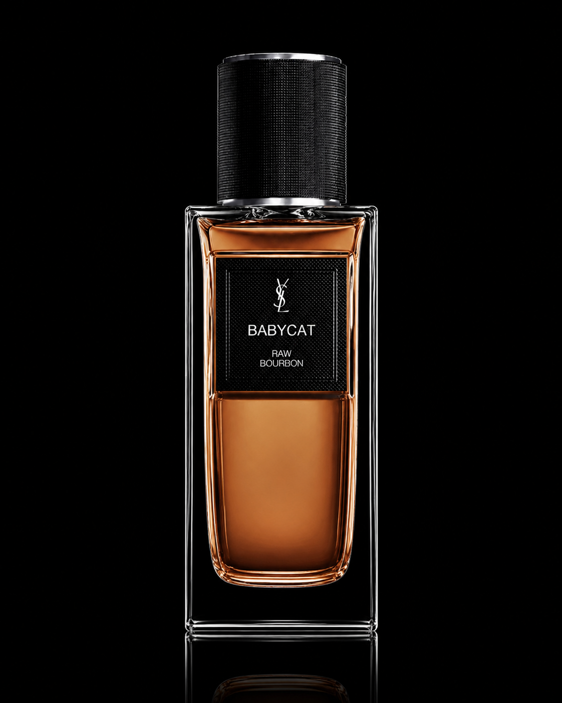 Flacon de parfum Yves Saint Laurent Babycat avec étiquette noire et liquide ambré, contre un fond noir.