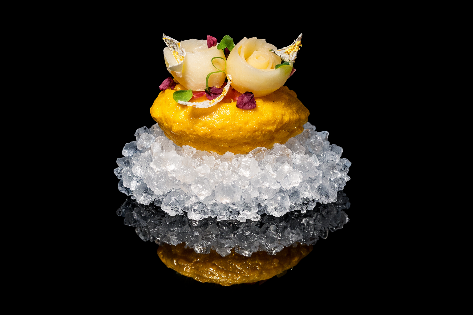Poisson pané doré avec décoration de fleurs blanches, feuilles vertes et petits morceaux de fruits rouges, posé sur un lit de glace, fond noir