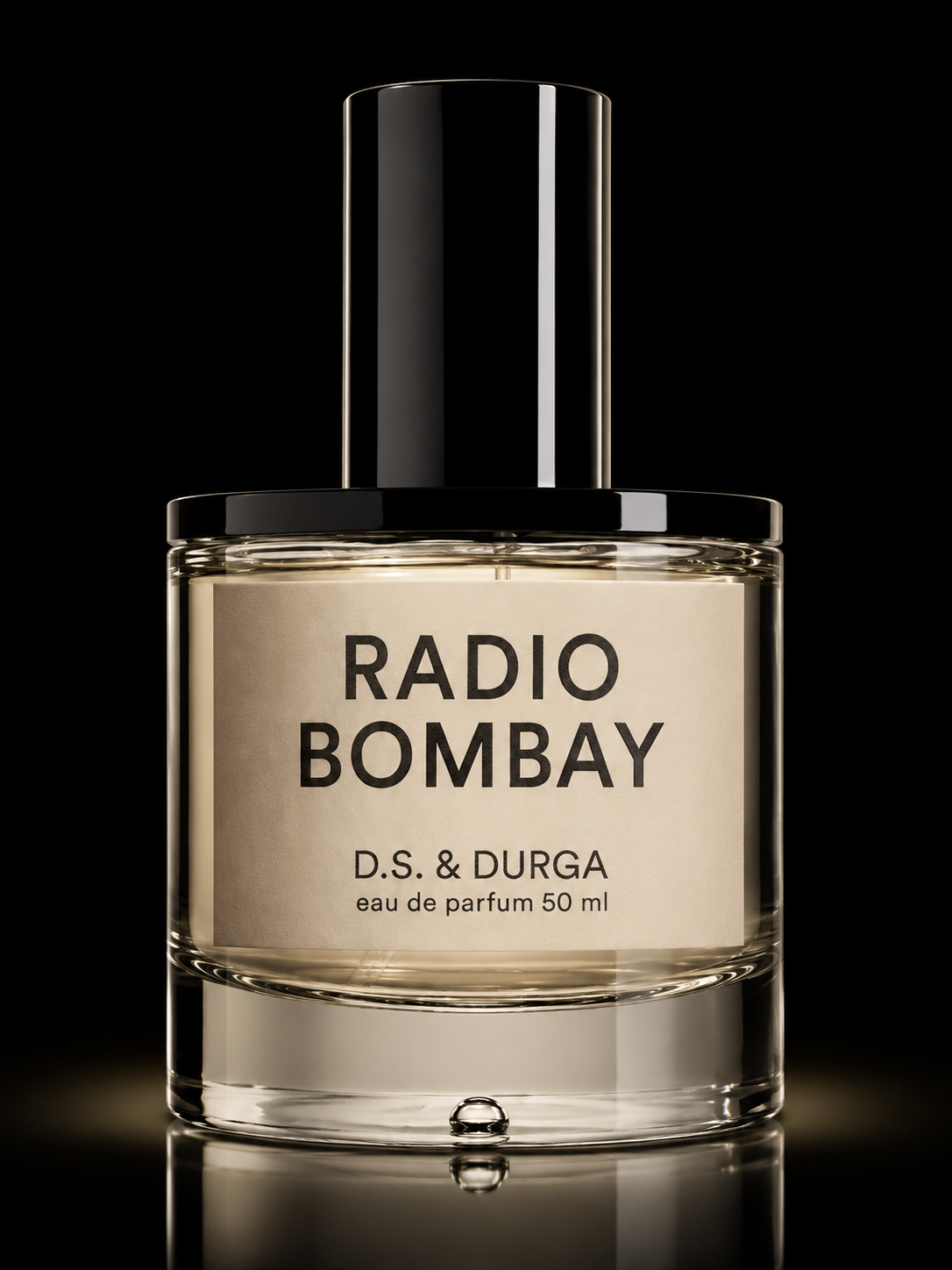 Flacon de parfum Radio Bombay de D.S. & Durga, 50 ml, avec un design élégant en verre transparent et bouchon noir, sur fond noir.