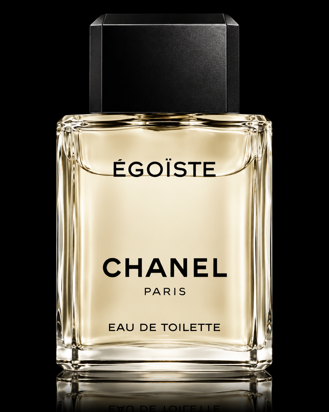 Flacon de parfum Chanel Égoïste avec liquide clair dans un flacon en verre transparent, fond noir, étiquette avec texte noir.