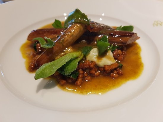 Plat chaud avec viande hachée, légumes verts et sauce