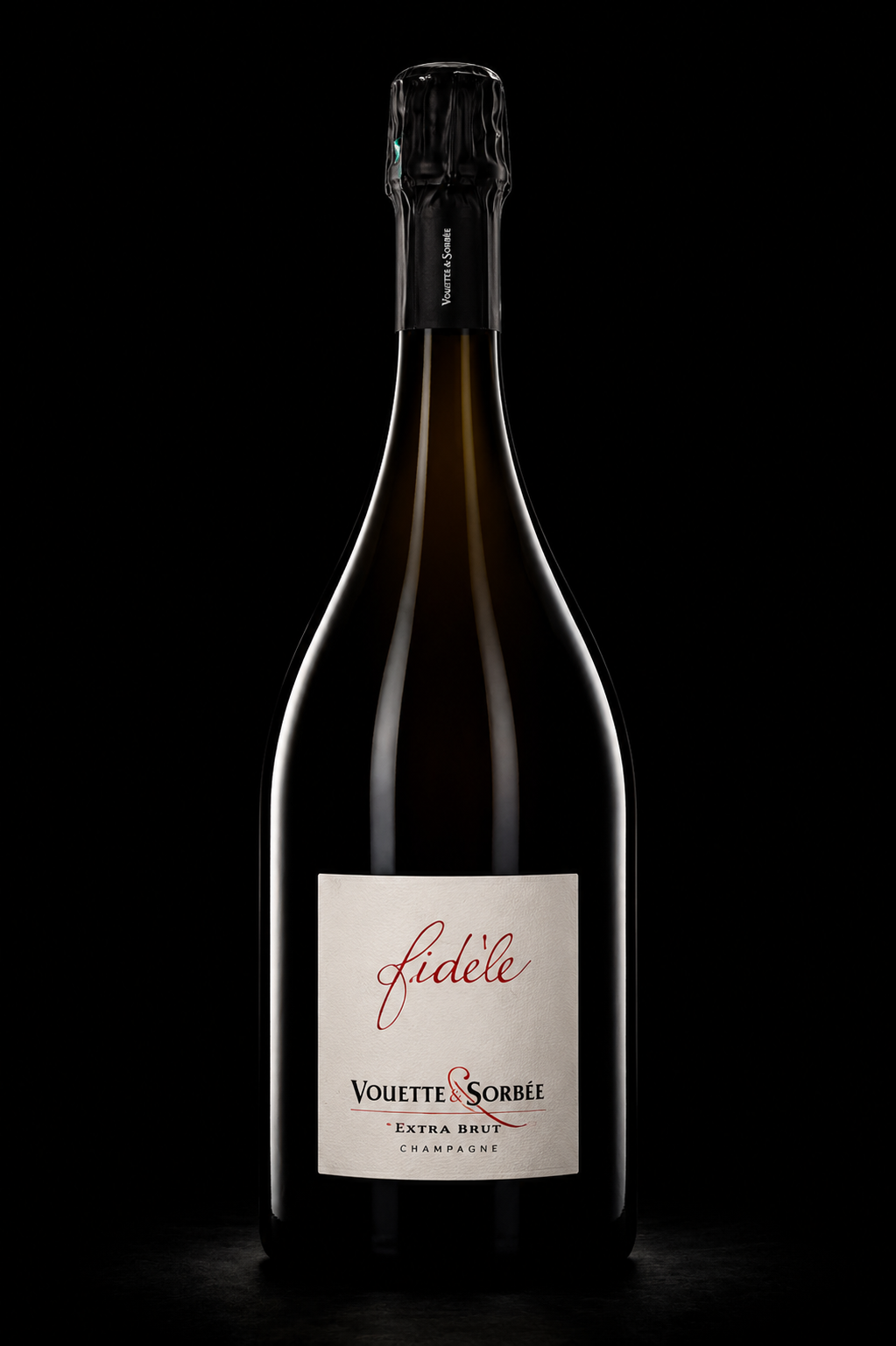Bouteille de champagne Vouette & Sorbée Fidèle Extra Brut sur fond noir.