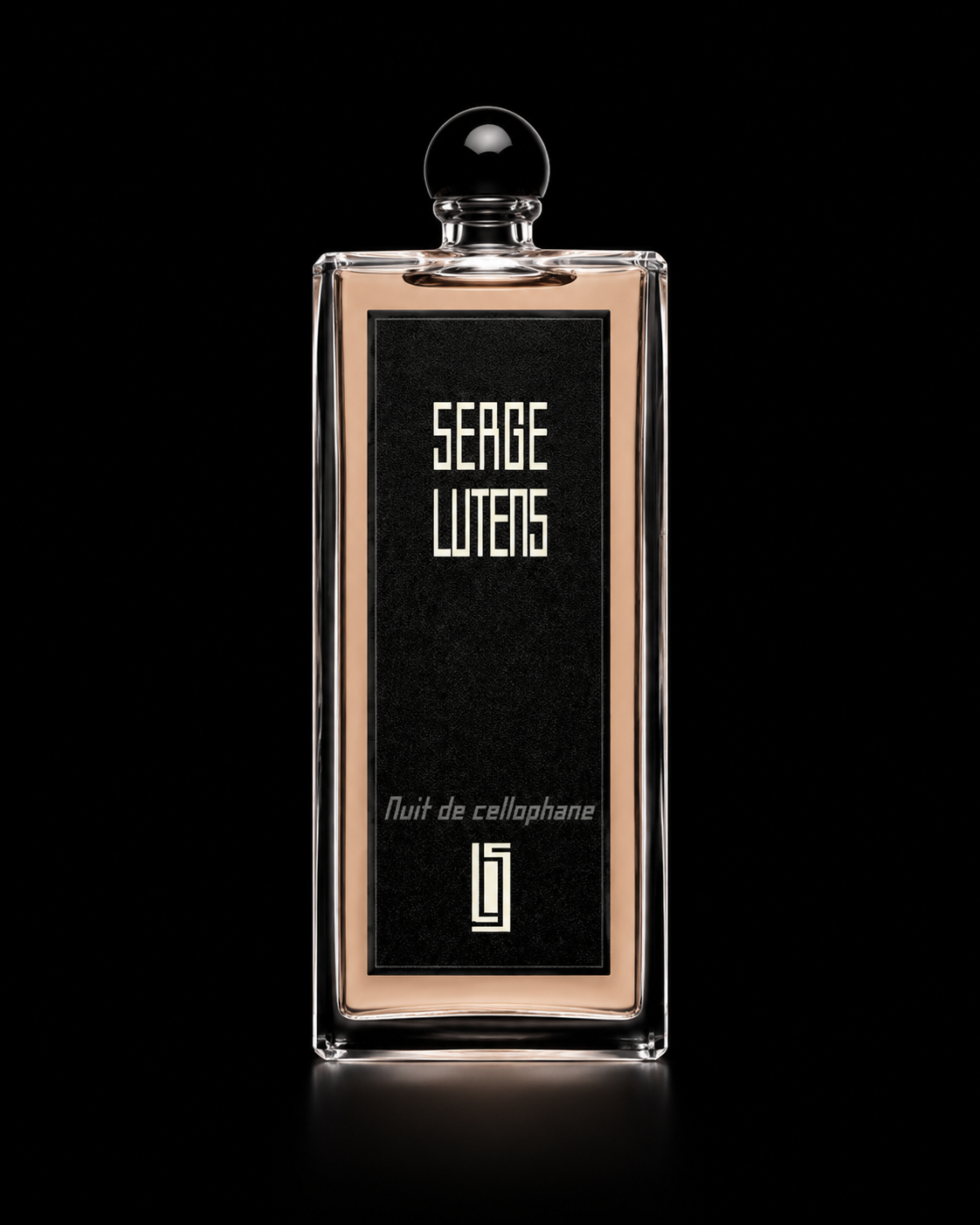 Une bouteille de parfum avec un fond noir, étiquette noir avec le texte 'SERGE LUTENS' et 'Nuit de cellophane'.