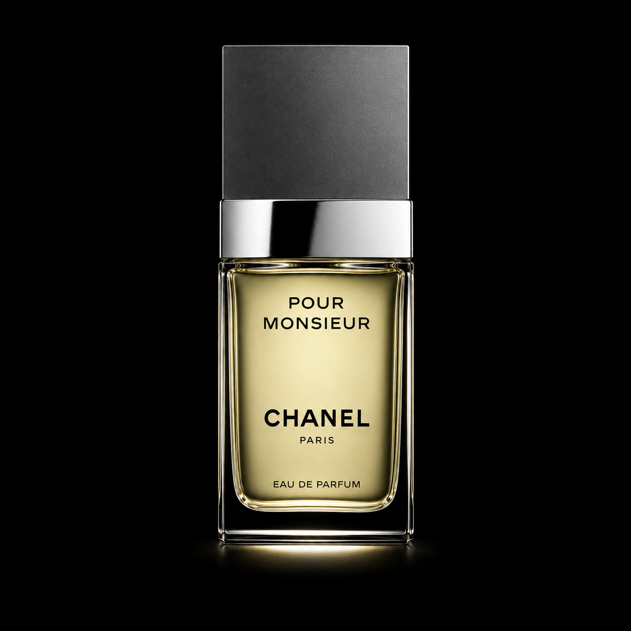 Flacon de parfum Chanel Pour Monsieur, vue de face sur fond noir.