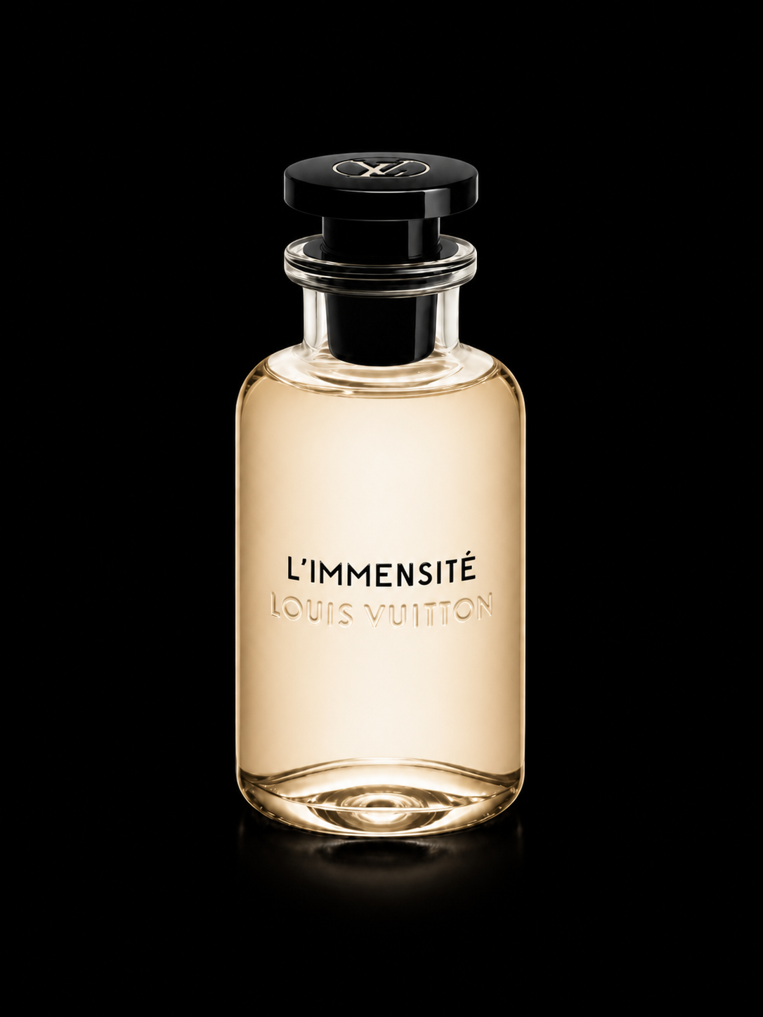 Un flacon de parfum Louis Vuitton intitulé "L'immensité" contre un fond noir.