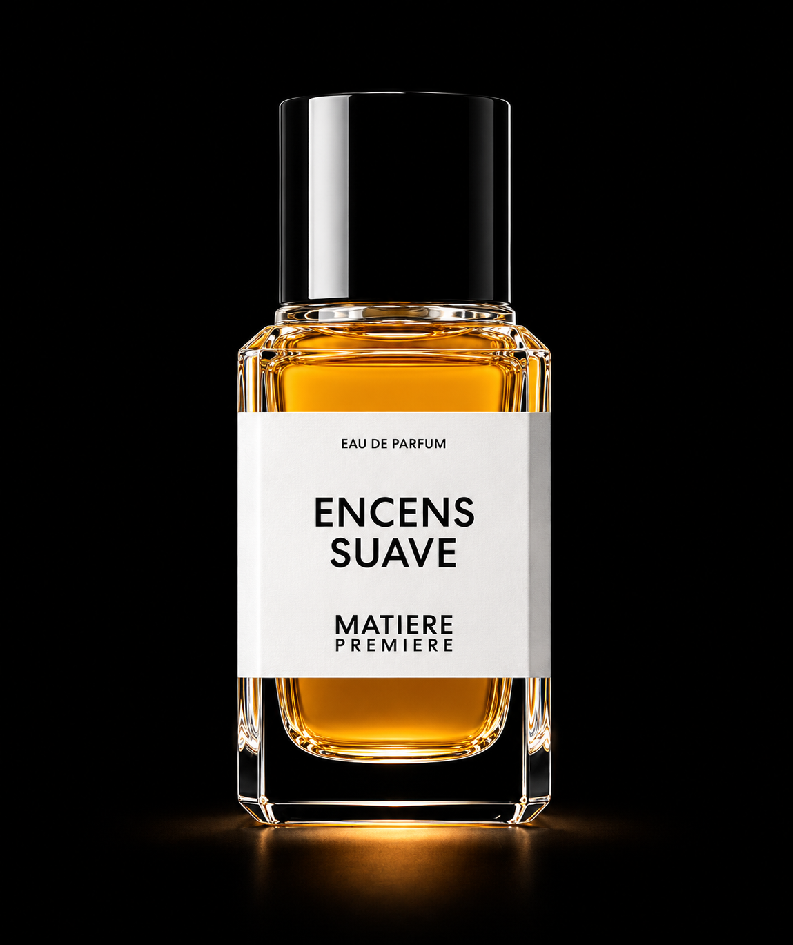 Flacon de parfum noir à l'aspect élégant avec un liquide doré à l'intérieur, étiquette blanche affichant 'Eau de Parfum Encens Suave Matière Premsiere'.