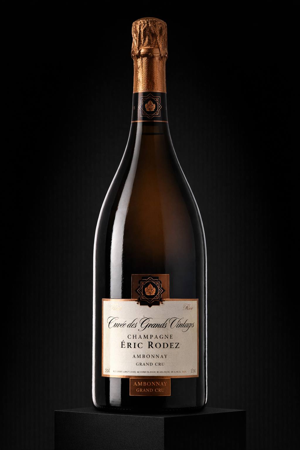 Une bouteille de champagne Éric Rodez, Champagne de la région d'Amboise, présenté sur un fond noir avec un éclairage minimaliste.