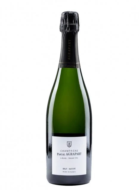 Une bouteille de champagne Pascal Agrapart, brut nature, blanc de blancs, dans une bouteille verte avec une étiquette blanche